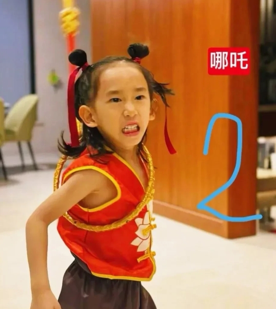 其实应采儿的儿子像外婆而不是小春哥，
尤其是小儿子，跟外婆长得一模一样