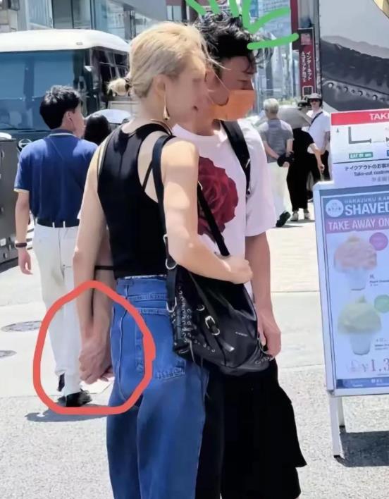 郑秀文与许志安在乐坛都有着辉煌过往，二人感情路波折。近期他们现身日本，街头甜蜜牵