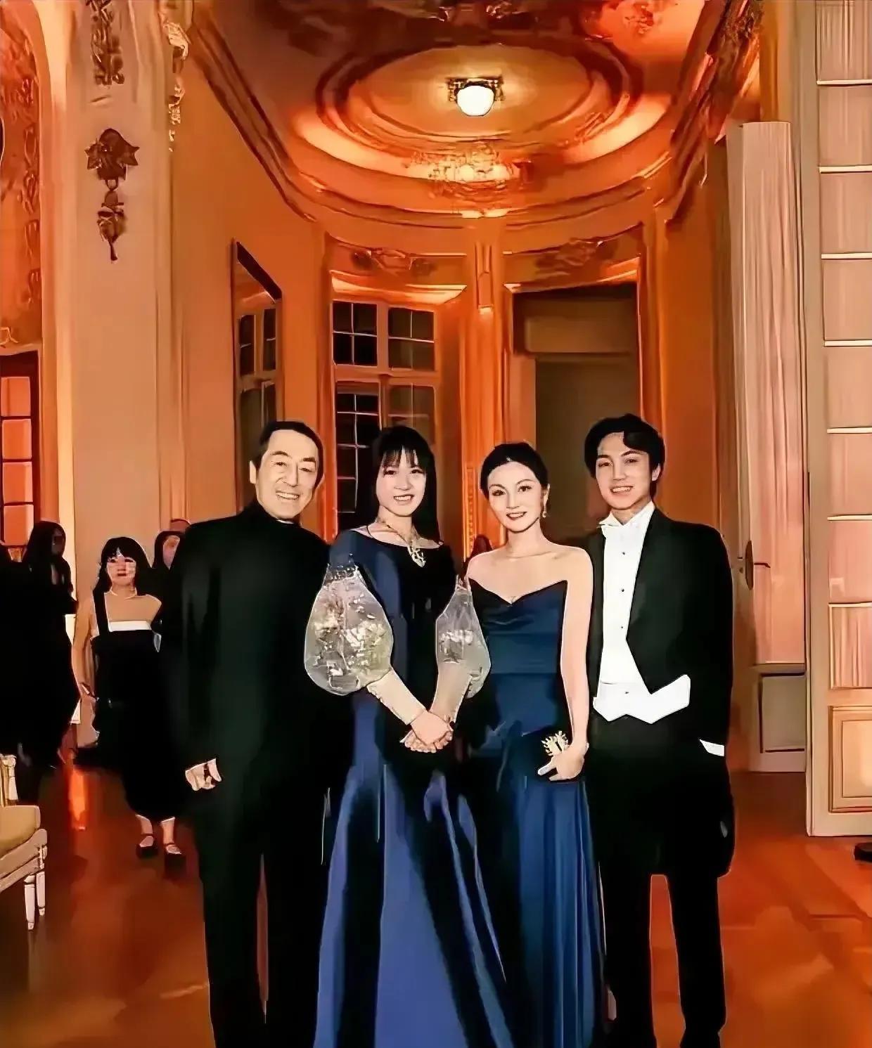 张艺谋和妻子及一双儿女合影，家庭温馨幸福满满，张导可谓成功人士的表率，事业家庭双