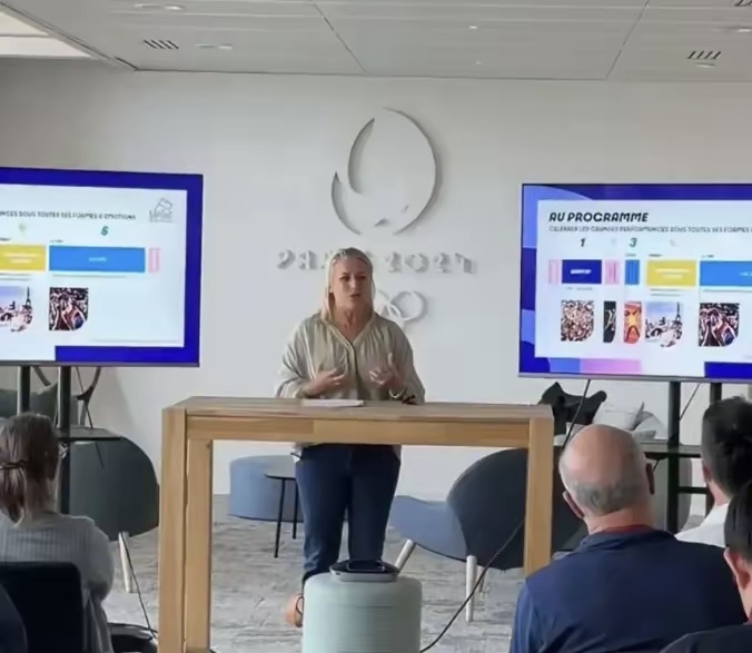 近期，网上有一批人总是在嘲笑巴黎奥运会太寒酸。新闻发布会寒酸，连布置都不布置；运