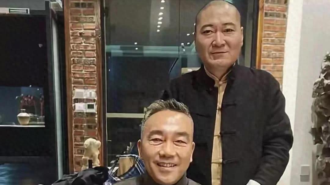 师胜杰弟子刘伟说：郭德纲和杨议掉海河里，我救德纲，五叔会狗刨