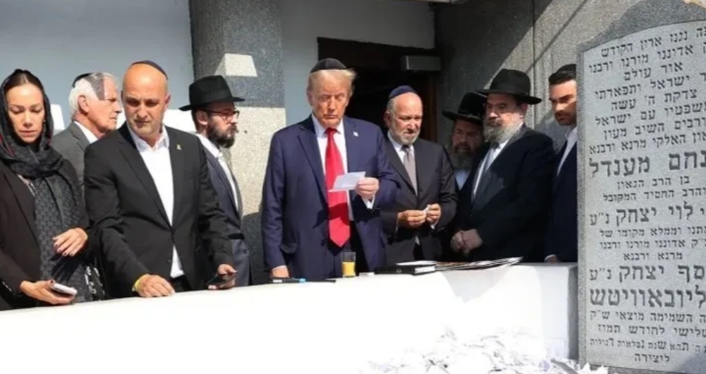 以哈战争一周年，特朗普戴上了犹太小圆帽。
特朗普在接受采访时表示，他认为自己应该