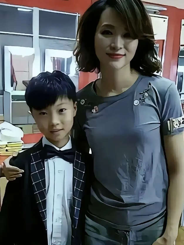 董卿一直是优雅知性的代表。她和儿子的合照，想必也是充满温情。董卿在舞台上光芒四射