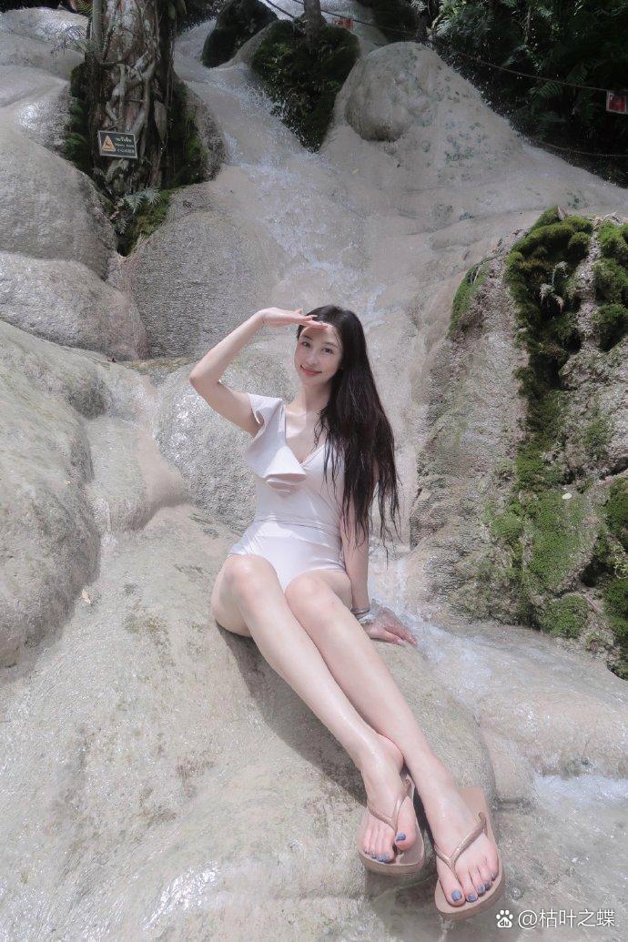 国家击剑选手秦雪，身姿矫健迷人。