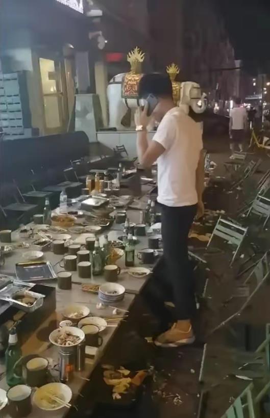 小伙子上个洗手间的功夫，人全都没了