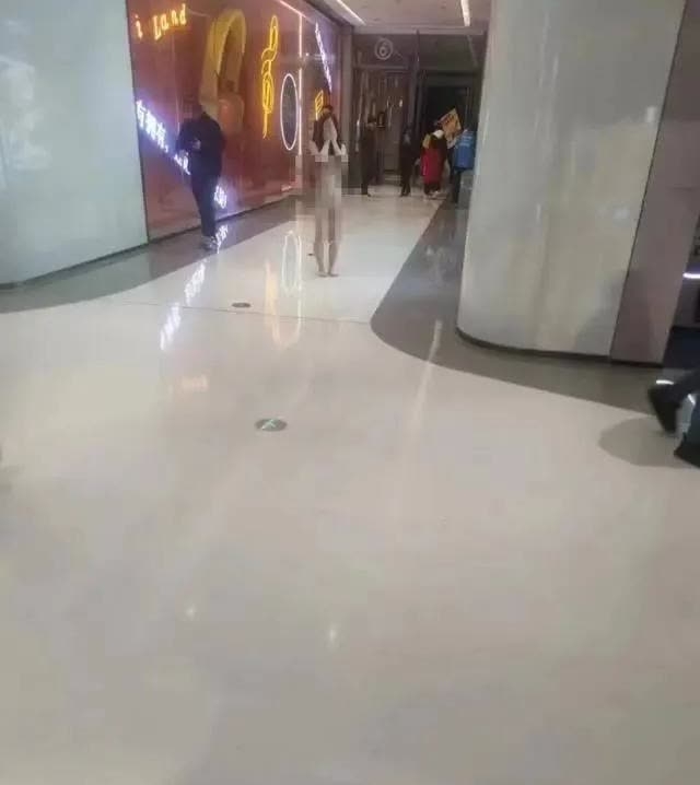 武汉一女子一丝不挂现身洪山万科广场，现场画面曝光 3月25日武汉洪山万科广场一年