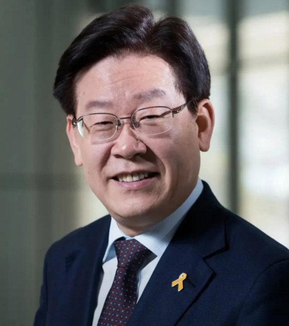 老李笑开花了！
2月11日，尹总第七场辩论正在进行中。尹总对于戒严令细节方面的指