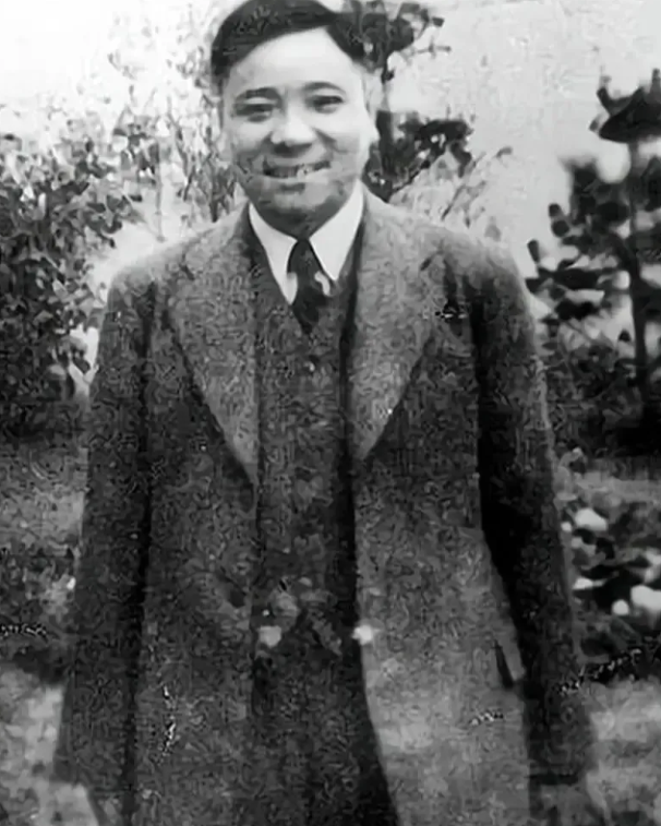 1939年，袁殊被捕，李士群要他招供，谁知他一点不慌，反而淡定地对李士群说：“我