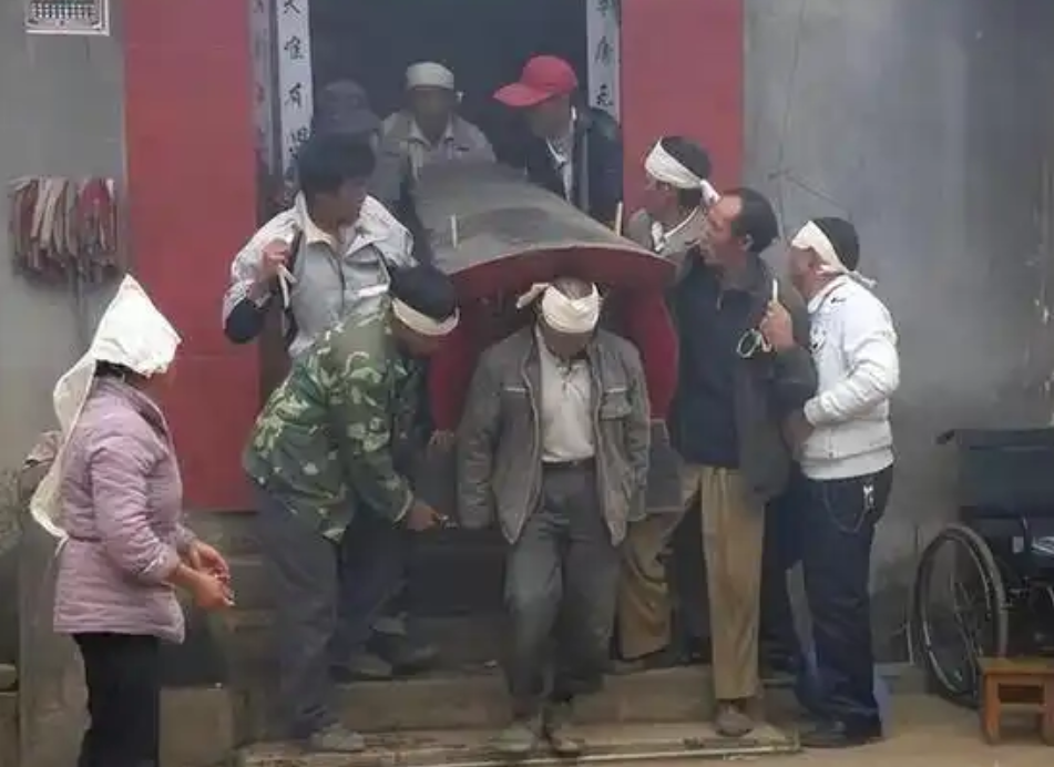 2012年，一男孩的父亲意外摔死，下葬10年之久后，他突然请求警察开棺验尸，他怀