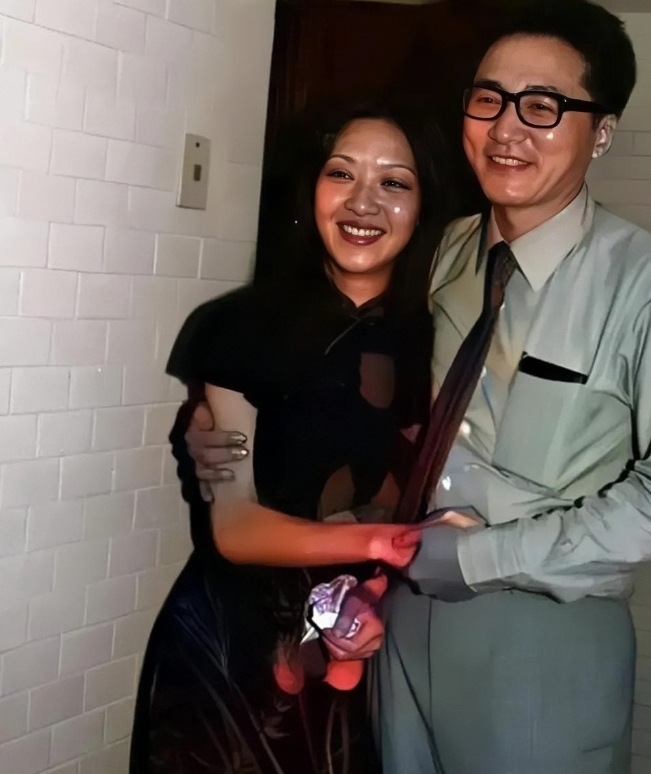李敖和胡因梦离婚当天的照片，两人甜蜜相拥，开心分手！镜头下的李敖身穿衬衫西装，戴