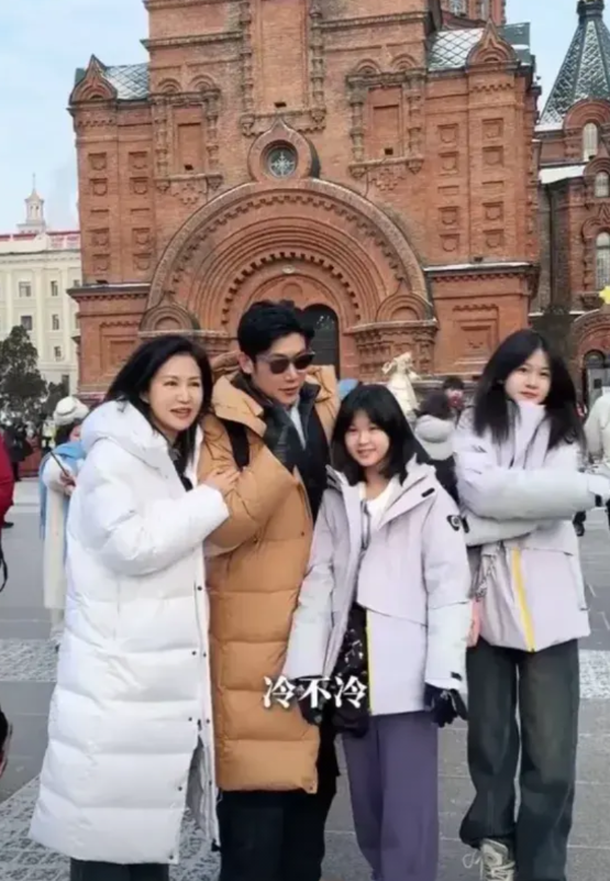 陆毅鲍蕾一家回哈尔滨过年，他们逛街给女儿买新中式袄子，鲍蕾直言花棉袄不敢穿。
