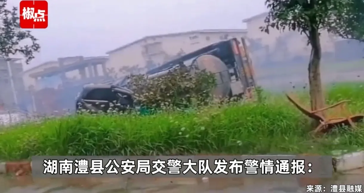 暴雨夜惊魂！罐车侧翻压扁小车，5条生命瞬间消逝！

昨夜暴雨如注，温县高速公路上