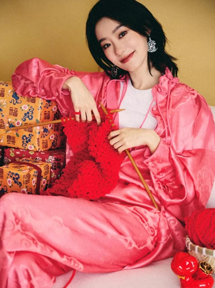 快来看张小斐的新春写真，简直太惊艳了！


这次写真里，她一袭粉色衣服，明媚又亮