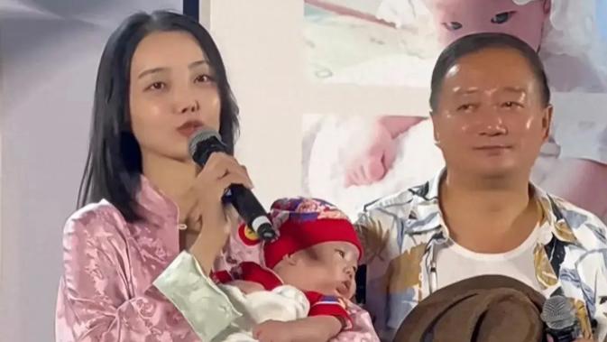 56岁谢广坤喜得子！三婚26岁小娇妻首露面，王云调侃：体格真好