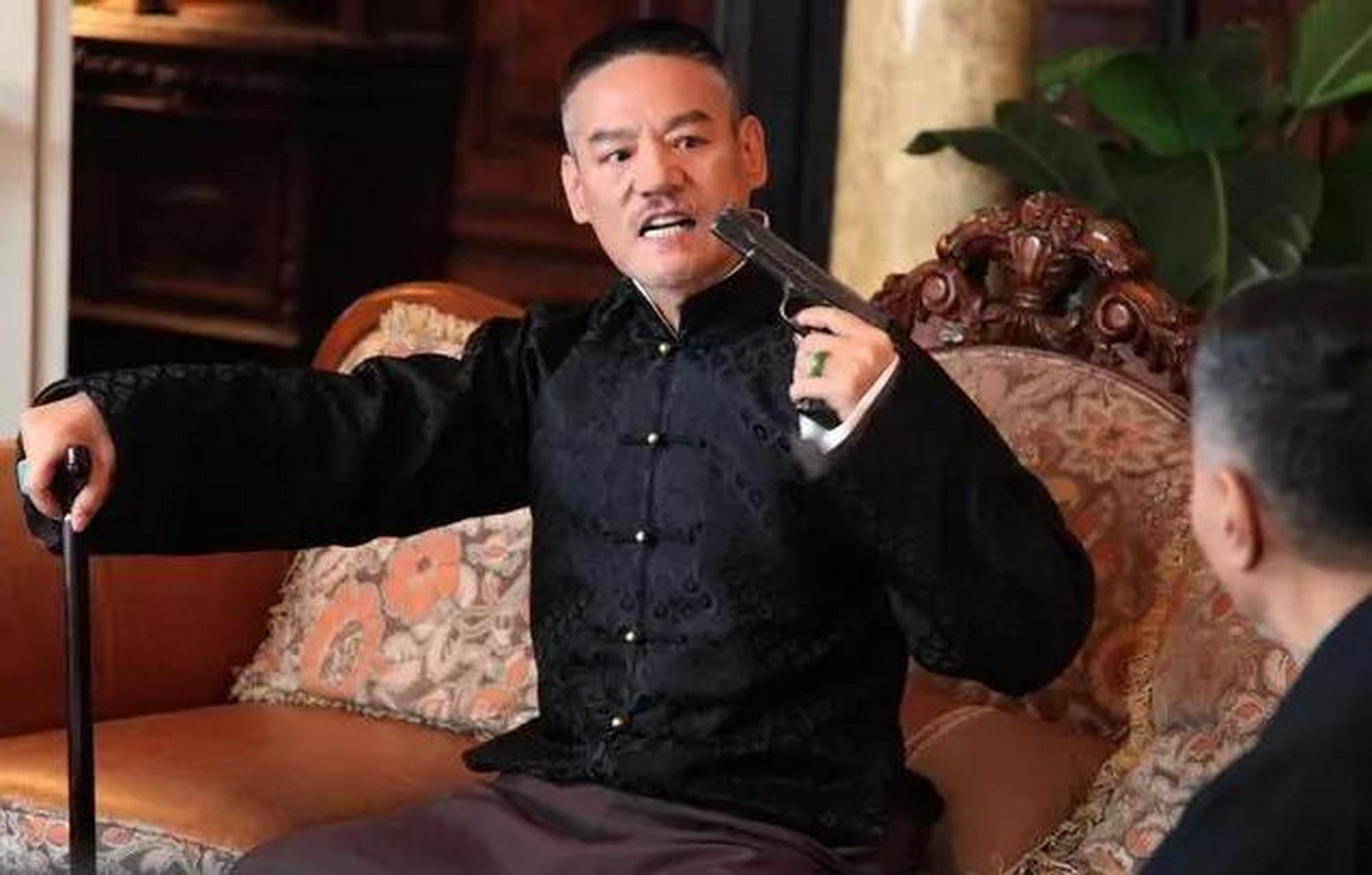 一次，巍子问葛优：“优子，你不拍戏的时候去干嘛呢？总见不到人。”葛优挠挠头：“我