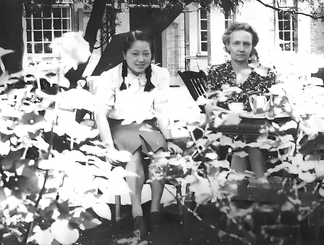 1946年巴黎，何泽慧（左）与小居里夫人伊莱娜·居里。