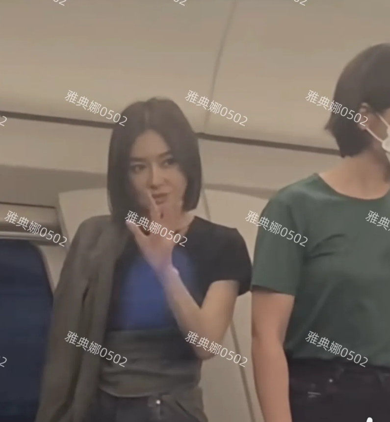 高铁上遇到秦岚！
她不但人漂亮性格也特别好又美又温柔，能看出来她已经很疲惫了，但