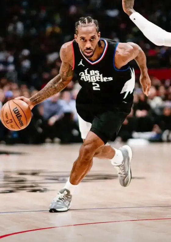 库里要晋级NBA历史前十难度很大，因为已经公认的前十的球员，每一个库里都拿不出硬