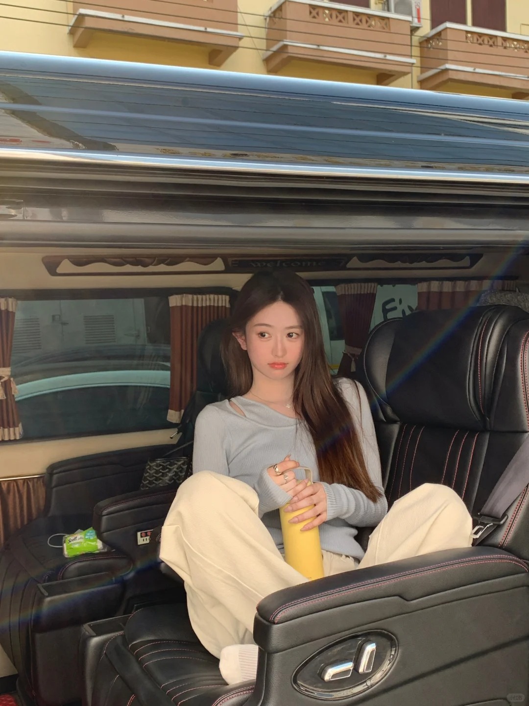 谁不爱自带清冷滤镜的雾霾蓝？
充满欲欲风的针织衫
轻松掌握吸引力法则♥♥♥