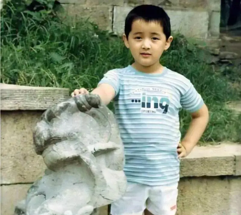 照片中可爱的男孩，如今已是家喻户晓的大明星，名气和靳东不分上下，他陪伴很多90后
