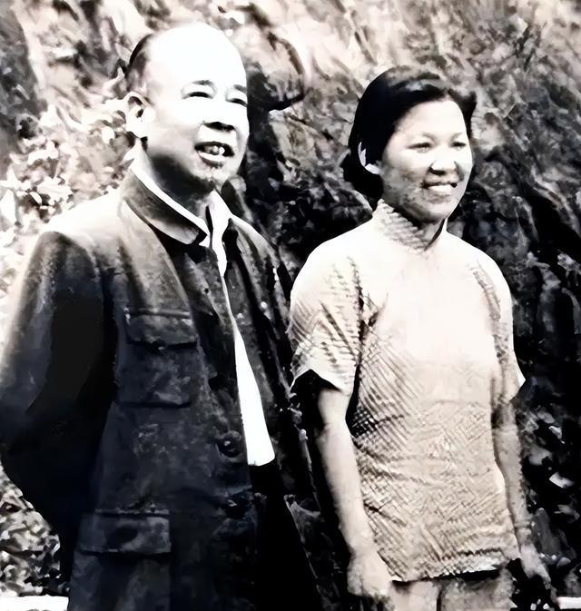 肖劲光夸水静酒量，常胜将军笑传开