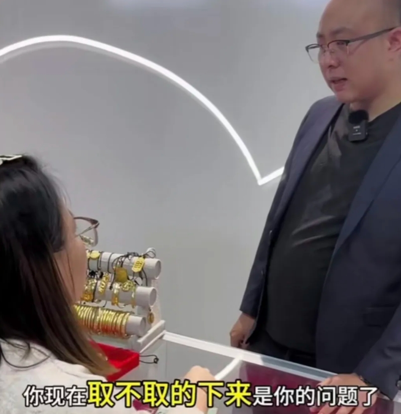 一耳光的作用

话说有这么一位女士，在金店看上了一个价值两万元的金手镯，就说试戴