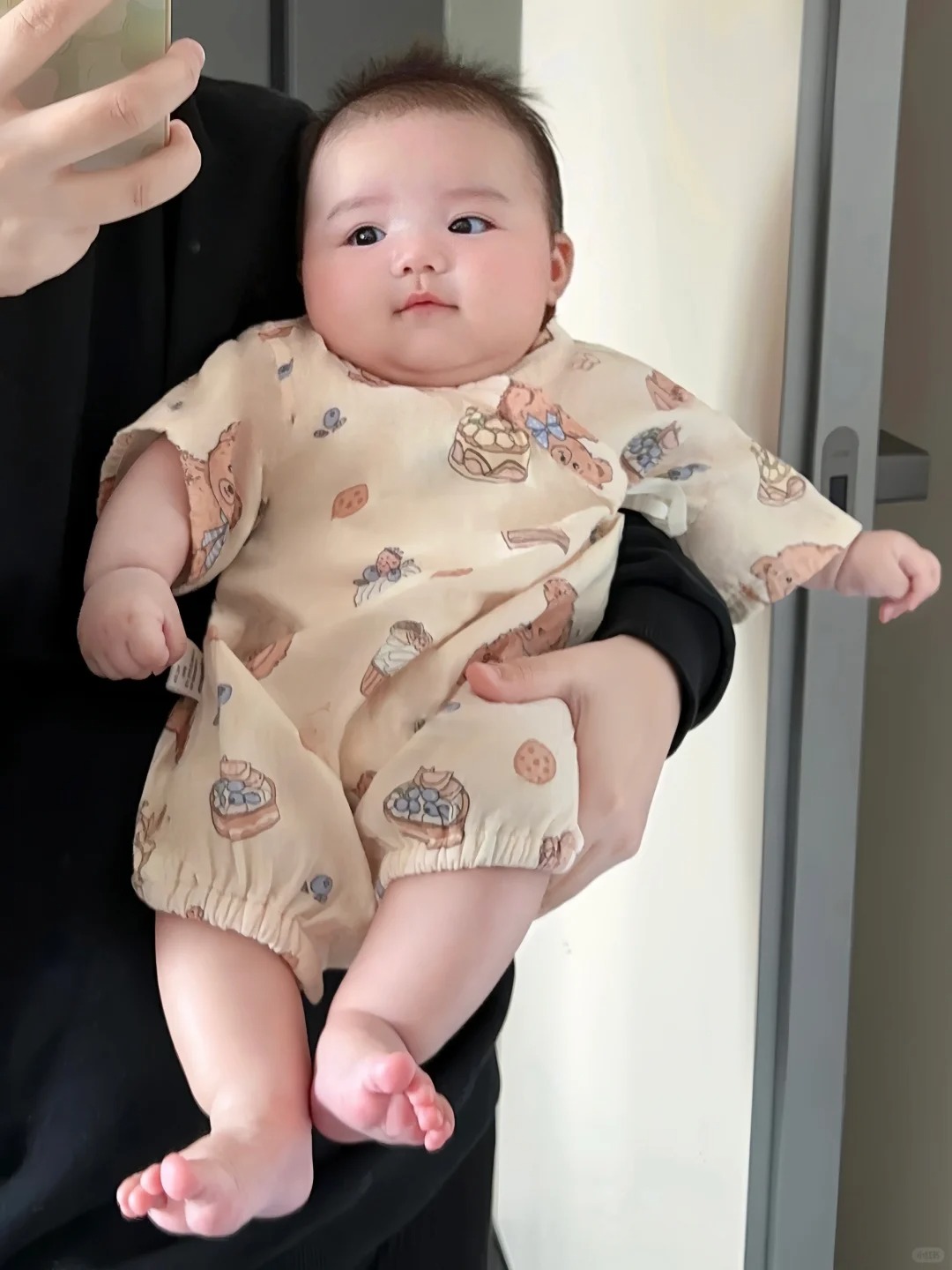穿哈衣太可爱咯，好喜欢我的胖宝宝
穿上宽松的小短袖更好捏了，清清爽爽过夏天