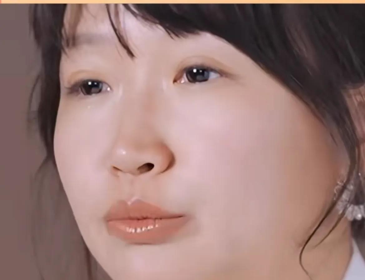 麦琳身世坎坷 养父母很爱她

                         