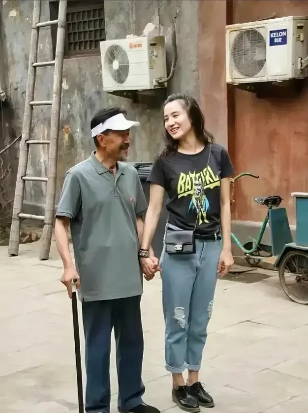 瞧，宋佳牵着的这一位老人是谁？他是国家话剧院一级演员，演过《水浒传》中的“宋江”