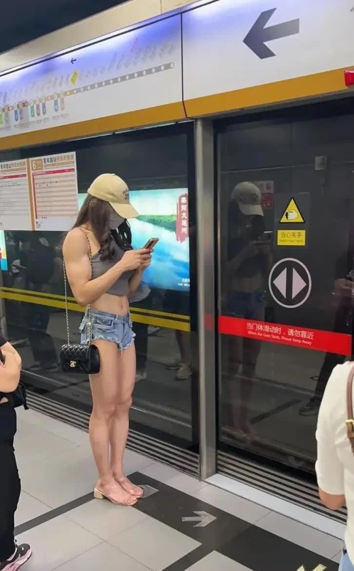 我说，地铁站这位“姐”直接把我看愣住了！长腿、热裤、挎小包，标准美女标配没跑了吧
