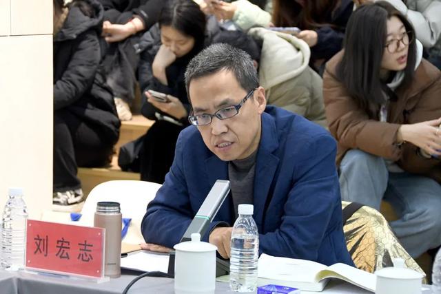 刘宏志作为专家代表点评《新时代河南文艺评论》高敏作为作者代表分享对