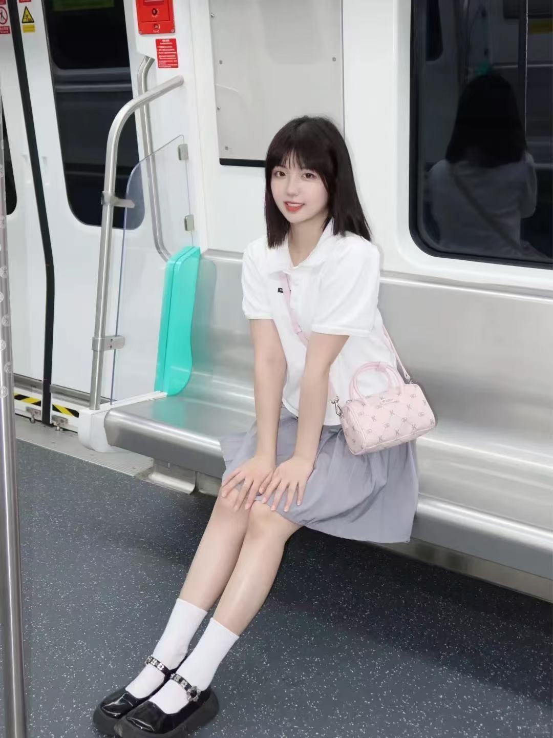 学妹看起来好清纯啊哈哈哈