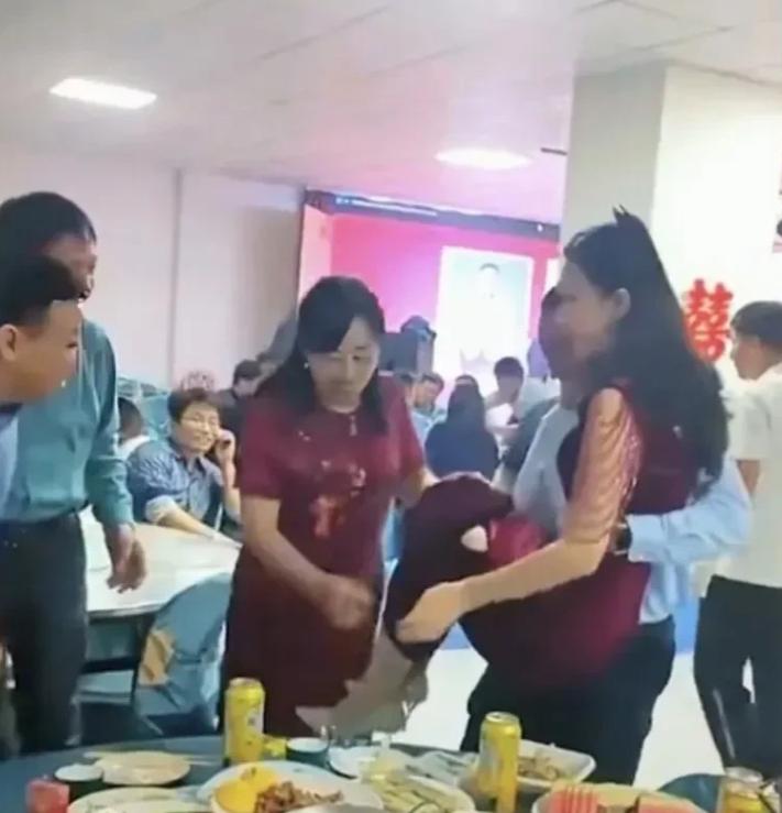 太狗血了！陕西汉中，有一对新人在婚礼上，给来宾敬酒，突然，酒喝多了的公公，竟直接