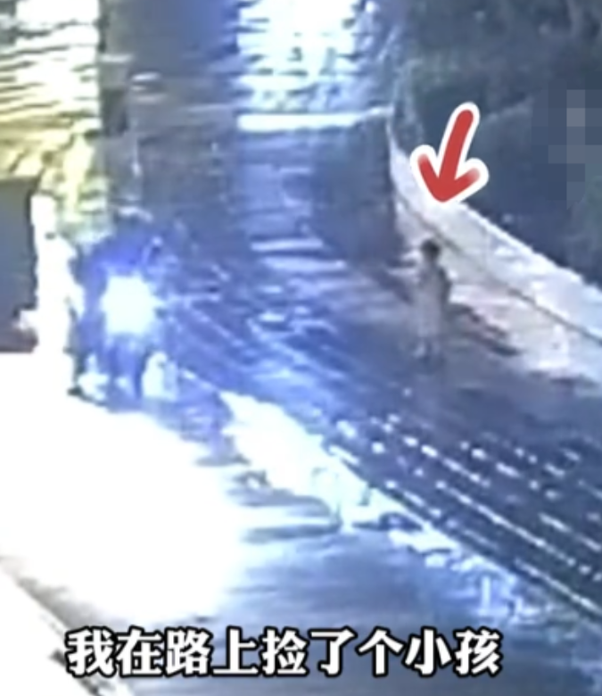 凌晨两点，外卖小哥捡到4岁女孩，他打110求助时却说：‘等我送完外卖！’最后结局