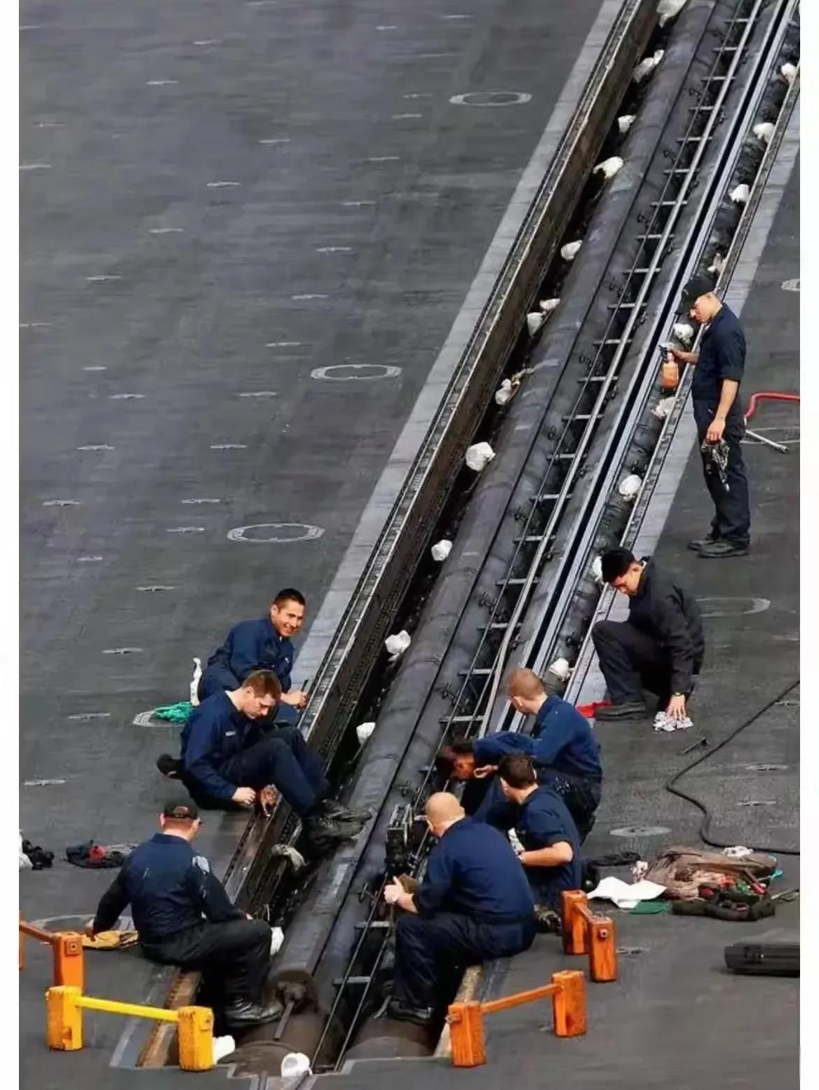 家人们，你们听说没！有个叫大头的美国海军，在小红书上大大咧咧地分享航母弹射飞机的