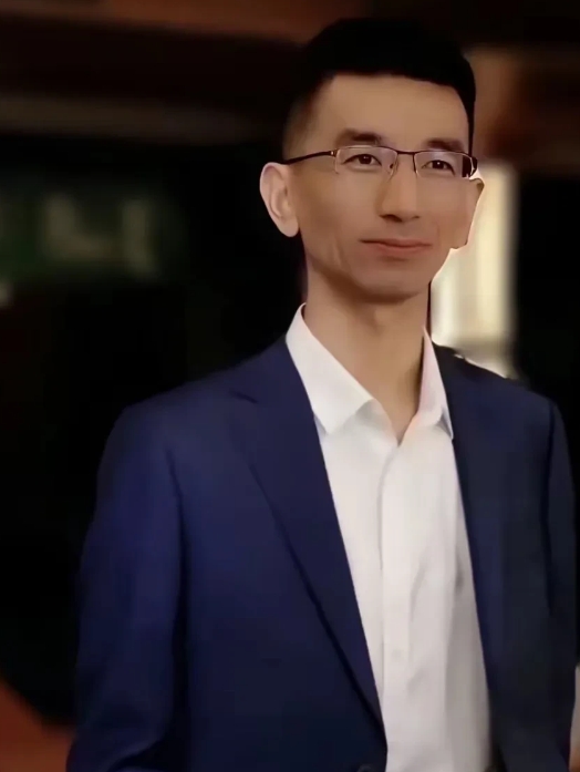 东方甄选直播中前CEO孙东旭事隔一年多再次露脸，直播间在线人数达到五万多人。

