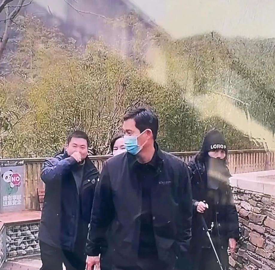 如果可以，请让他和福宝独处五分钟！

在过去的320天里，他靠思念和回忆支撑。请