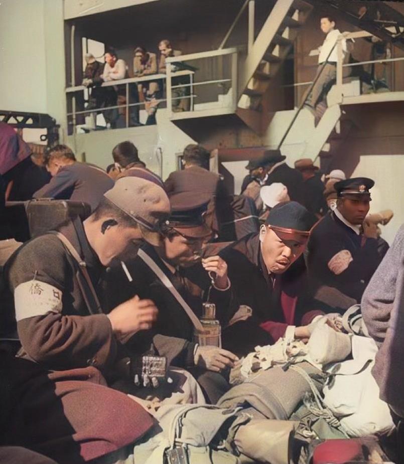 1946年，一群在码头正在等待遣返的日侨和日俘，由于运力有限，等待着的人在码头上