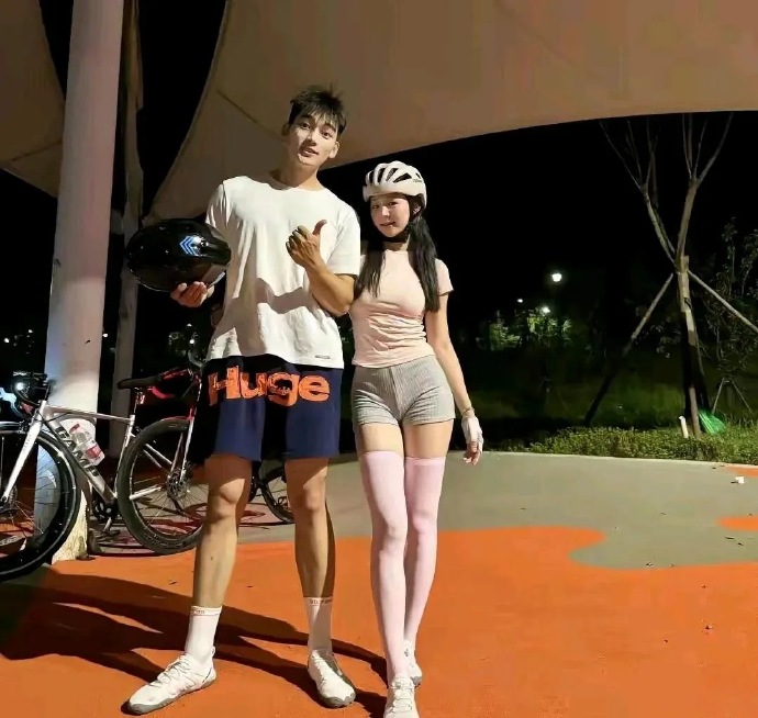 人长得帅就是好！啥都不缺，工作中有美女同事，生活中有美女女朋友，连骑行都有美女骑
