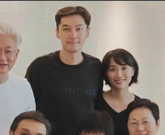 
 
外界总对胡歌的婚姻选择议论纷纷。直到他牵着妻子出现在镜头前，那些质疑声突