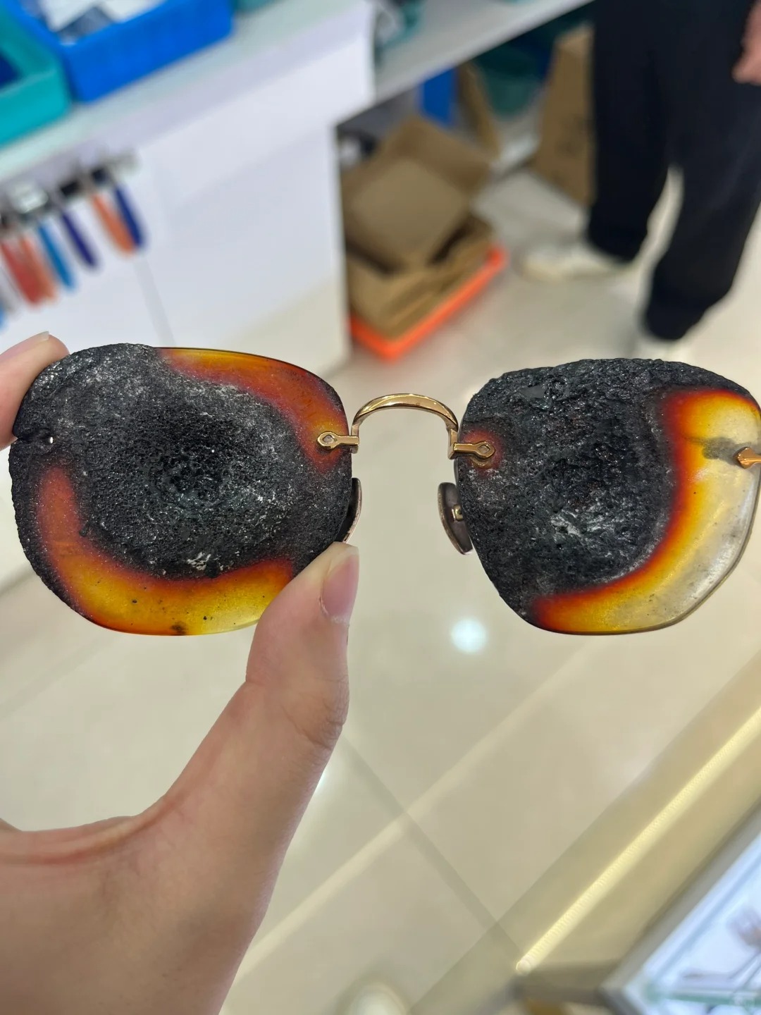 这眼镜什么情况😳