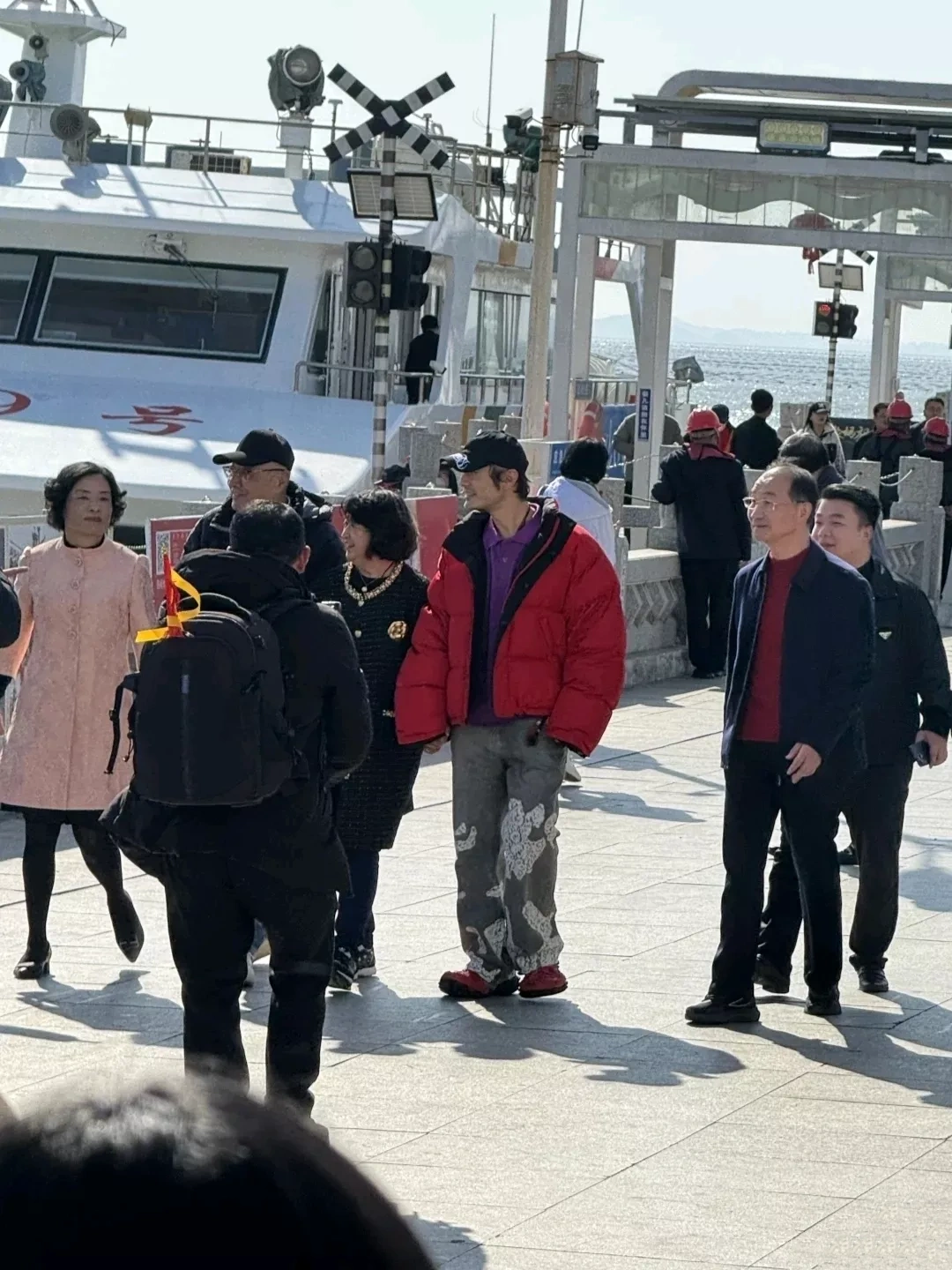 黄晓明自从跟了叶柯
这穿着打扮真的是一言难尽。