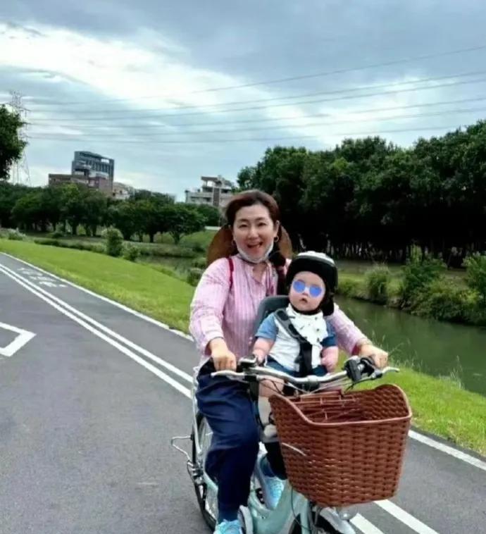 任家萱现在的状态真的很好，不打扮，不修饰也就普通路人。
估计她现在也想开了，所以