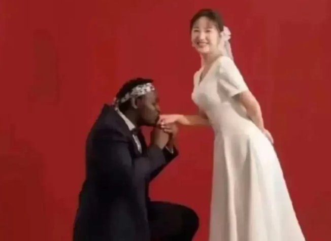不管你相信不相信，中国女人嫁给外国男人基本上都是为了爱情。你很少会听到她们向外国