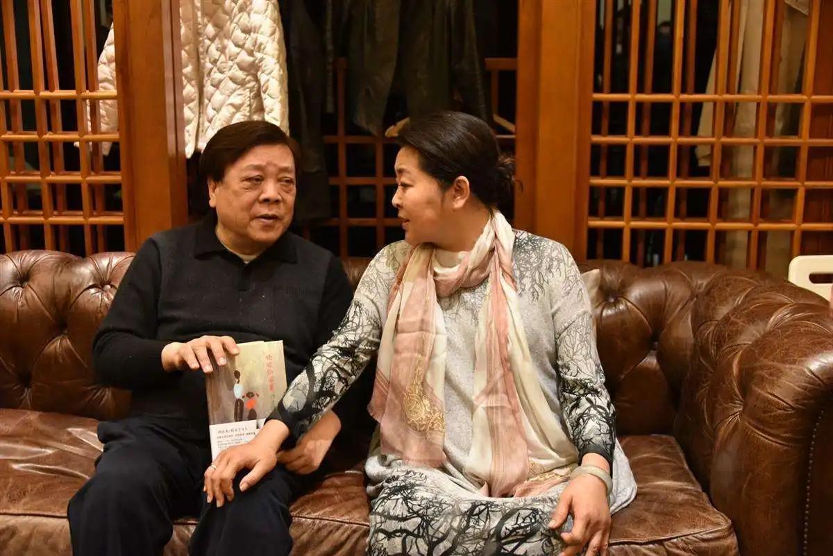 那年，赵忠祥感觉自己所剩时间不长，悄悄叫来倪萍说：“妹子，我的5亿遗产，全部给我