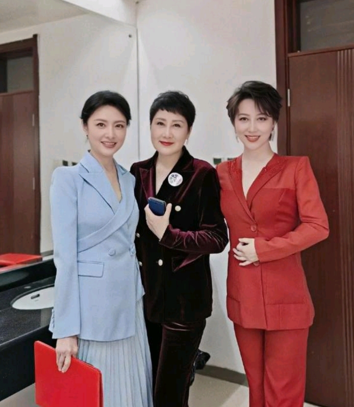 周涛已经56岁了，仍然很漂亮，优雅、知性、大方、明媚，央视真会选人，周涛简直是知