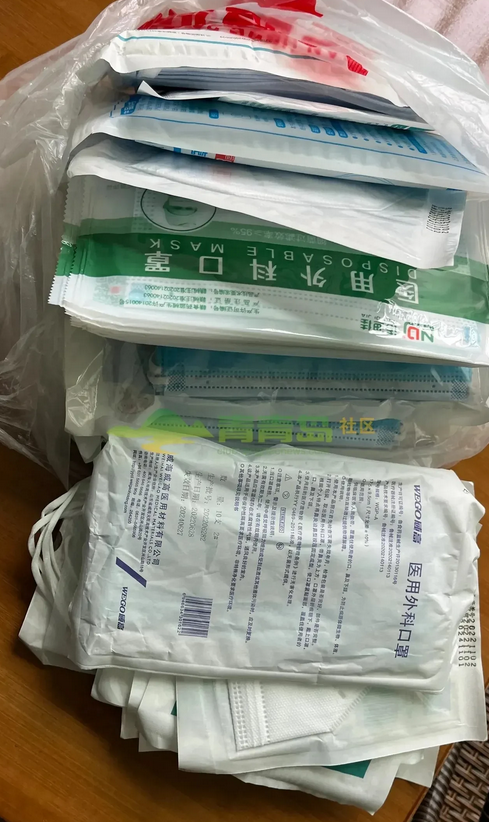 太闹心了！湖北，一名男子在几年前，给家里买了大量的口罩，生怕不够用。

然而，随
