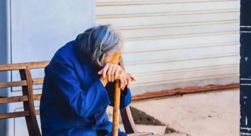 上海一九旬老太将自己的“70万养老钱”放到大儿子那里保管，不曾想当老太生病需要花