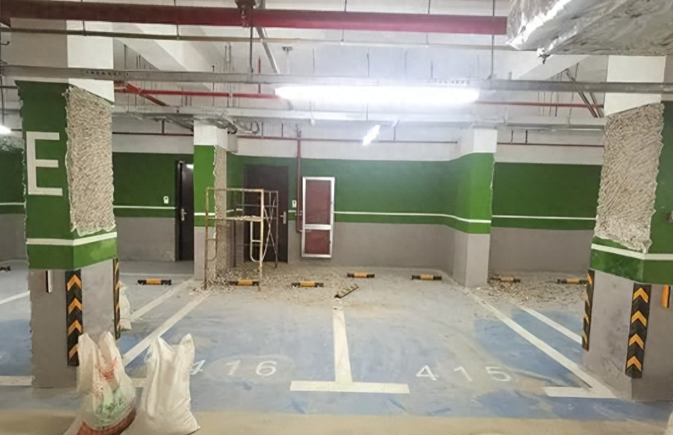 上海，一开发商为了“拓宽”地下车库停车位，达到验收标准，将113根承重立柱削薄1