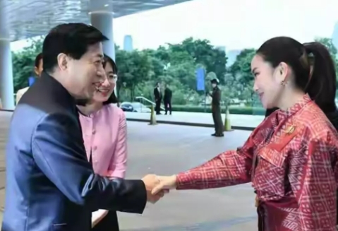80后女总理真的很忙，有时在国内主持会议、视察国内经济项目，有时在国际上进行双边